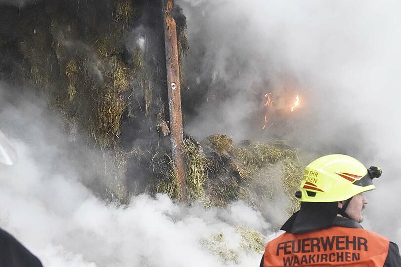 Die Feuerwehr konnte verhindern, dass sich das Feuer auf die danebenliegenden Gebäude ausbreitet. Die Bilder vom Einsatz.