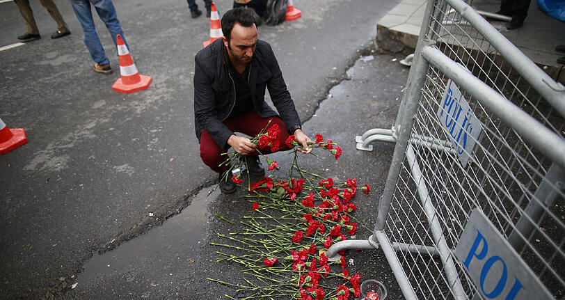 Ein Mann legt am 01.01.2017 in der Nähe des Tatortes in Istanbul Blumen nieder. Bei einem Anschlag in der Nacht zu Sonntag auf eine Silvesterparty im Istanbuler Club Reina waren 39 Menschen getötet und mehr als 60 verletzt worden.
