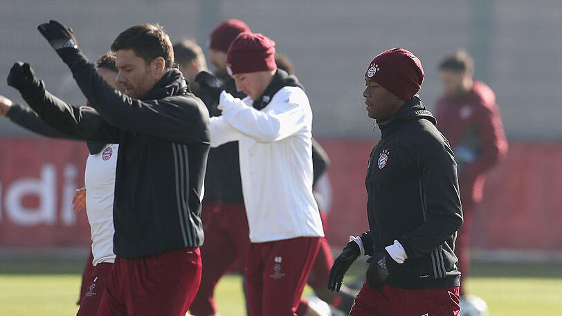 Die Spieler des FC Bayern zeigen sich im Abschlusstraining vor dem Champions-League-Hit gegen den FC Arsenal gutgelaunt - und am Valentinstag auch sehr ballverliebt. Die Bilder aus der Säbener Straße.