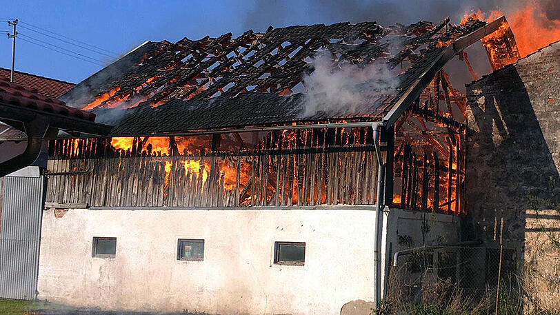 In Polling im Landkreis Weilheim-Schongau hat ein Feuer eine große Schneune zerstört. Die Bilder vom Brand.