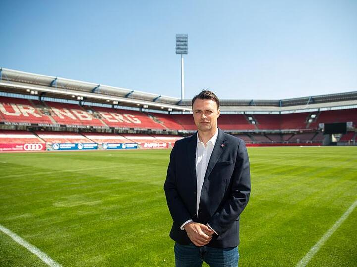 Robert Palikuca, neuer Vorstand Sport beim 1. FC Nürnberg, steht nach einer Pressekonferenz im Max-Morlock-Stadion. Foto: Daniel Karmann