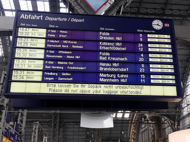 Auf einer Anzeigetafel im Frankfurter Hauptbahnhof werden Verspätungen wegen des Polizeieinsatzes angezeigt.
