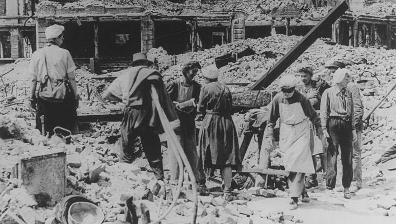 1946 wird Schutt weggeräumt, gezeigt ist hier vermutlich der Färber- graben in der Altstadt. 1946 wird Schutt weggeräumt, gezeigt ist hier vermutlich der Färber- graben in der Altstadt.