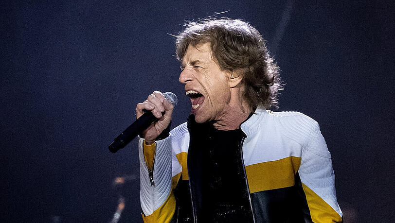 Sänger Mick Jagger von der britischen Band "The Rolling Stones" steht im Olympiastadion bei einem Konzert im Rahmen ihrer "Sixty"-Europatour auf der Bühne.