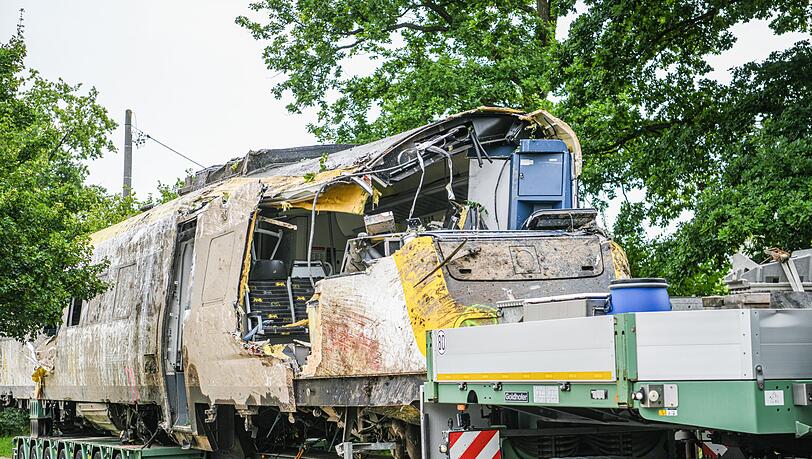 Ein Waggon ist zum Abtransport auf einen Tieflader verladen worden.