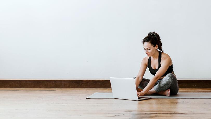 Wenn Sie noch mehr Inspiration für Ihr Wand-Pilates-Workout benötigen, dann finden Sie im Netz zahlreiche Tutorials und Videos zum Mitmachen. Sie trainieren lieber gemeinsam mit Anderen als zu Hause vor dem Laptop? Dann gibt es bestimmt irgendwo in Ihrer Nähe ein Kursangebot. Pilates wird in Fitnessstudios, Physiotherapie-Praxen, spezialisierten Pilates-Studios und von Sportvereinen angeboten. Wenn Sie noch mehr Inspiration für Ihr Wand-Pilates-Workout benötigen, dann finden Sie im Netz zahlreiche Tutorials und Videos zum Mitmachen. Sie trainieren lieber gemeinsam mit Anderen als zu Hause vor dem Laptop? Dann gibt es bestimmt irgendwo in Ihrer Nähe ein Kursangebot. Pilates wird in Fitnessstudios, Physiotherapie-Praxen, spezialisierten Pilates-Studios und von Sportvereinen angeboten.