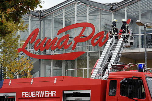 Feuerwehrmänner stehen am Dienstag (28.09.2010) auf einer Drehleiter vor dem Luna Park in Plattling (Niederbayern).