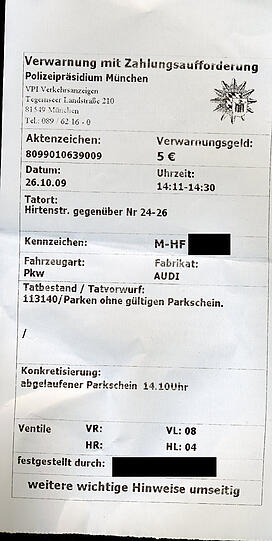 Als Marek Stephanek vom Mittagessen zurückkommt, findet er den Strafzettel. Der bringt ihm jetzt einen Tag in Haft ein.