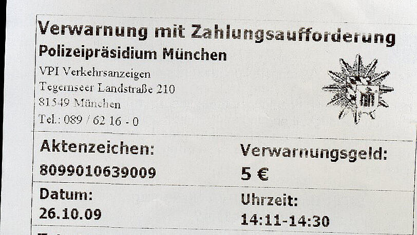 Als Marek Stephanek vom Mittagessen zurückkommt, findet er den Strafzettel. Der bringt ihm jetzt einen Tag in Haft ein. Als Marek Stephanek vom Mittagessen zurückkommt, findet er den Strafzettel. Der bringt ihm jetzt einen Tag in Haft ein.
