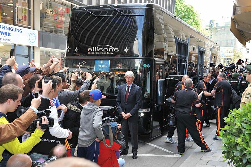Der FC Chelsea trifft am Mandarin Hotel ein.