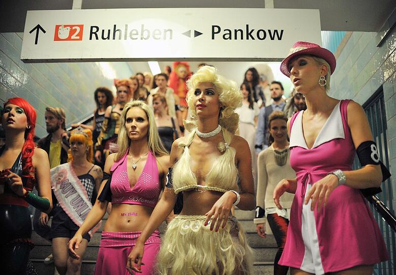 So sexy ist die Berliner Fashion Week - die besten Bilder vom Laufsteg und dem bunten Promi-Treiben drumherum.