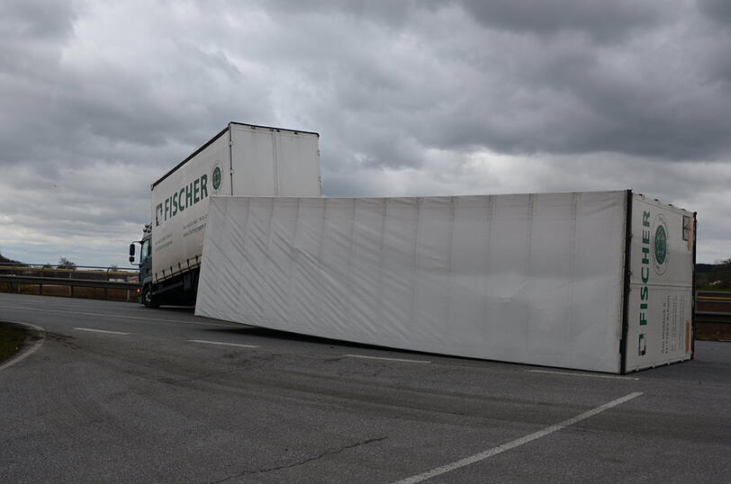 Lkw liegt auf der Seite: Ein mit Styropor beladener Lastwagen ist auf der B299 ungekippt. Sturm "Niklas" hat den Sattelzug umgeworfen.