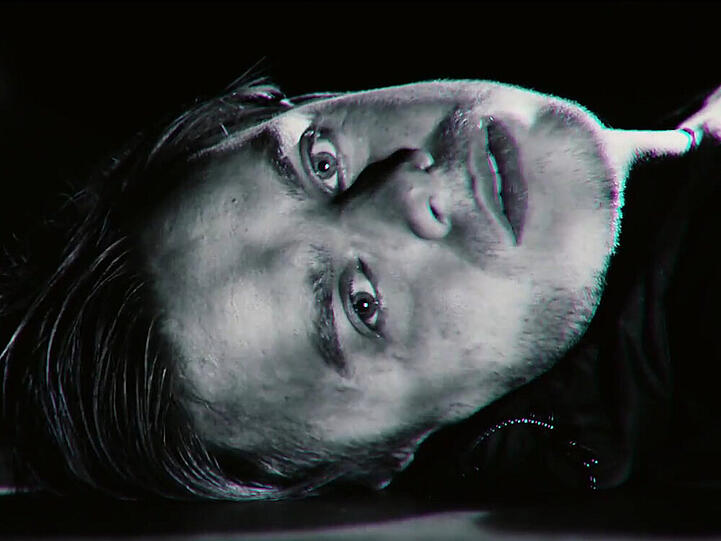 Captain-Capa-Frontmann Ashi hat im Clip zu "Vipera" nichts zu lachen.