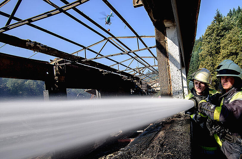 Schier endloser Kampf gegen die Flammen - die Bilder vom Morgen danach: postapokalyptisch. Vom den Sägewerk in Oberfranken blieb nicht viel übrig.