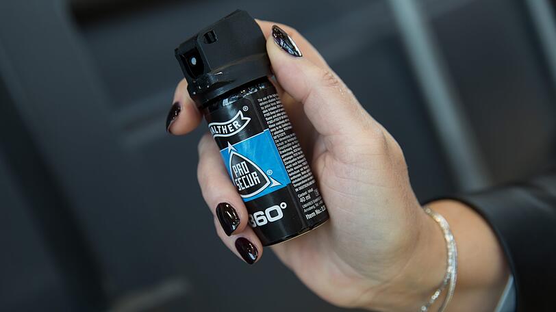 Eine mutige Kellnerin konnte zwei Räuber mit Pfefferspray in die Flucht schlagen. (Symbolbild)