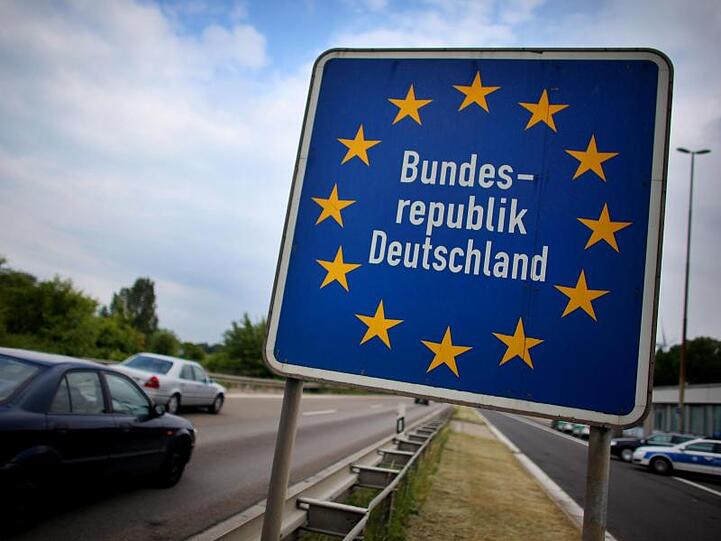 1,58 Millionen Menschen zogen 2018 aus dem Ausland nach Deutschland, 1,18 Millionen zogen weg.