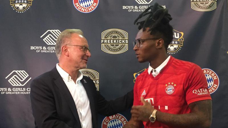 Karl-Heinz Rummenigge (l.) mit US-Footballstar DeAndre Hopkins. Foto: Klaus Bergmann Karl-Heinz Rummenigge (l.) mit US-Footballstar DeAndre Hopkins. Foto: Klaus Bergmann