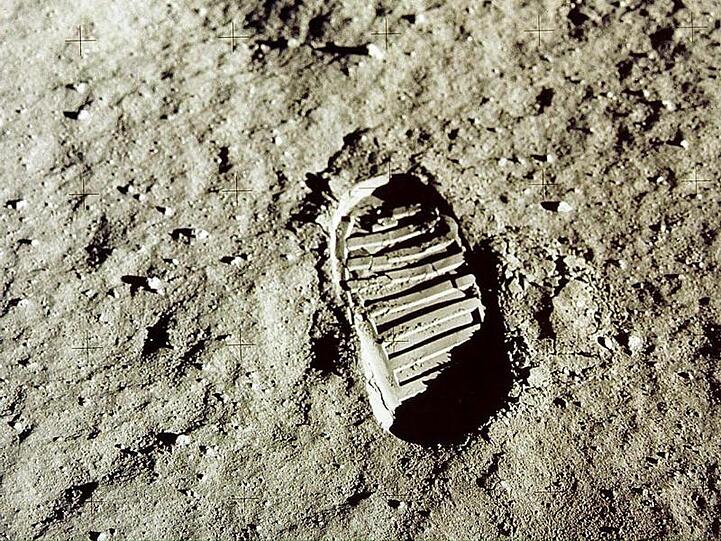 Ein Fußabdruck des US-amerikanischen Astronauten Aldrin auf dem Mond.