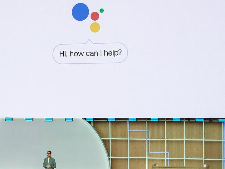 Google-Chef Sundar Pichai kündigt bei der Entwicklerkonferenz Google I/O Neuigkeiten zur Sprachassistenzsoftware Assistant an.