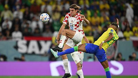 Kroatiens Borna Sosa (l) im Zweikampf mit Brasiliens Raphinha.