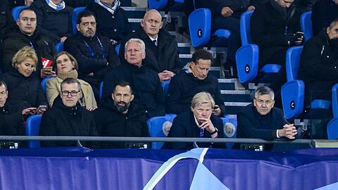 Das bayerische Frust-Triple: Sportvorstand Hasan Salihamidzic, der Vorstandsvorsitzende Oliver Kahn und Präsident Herbert Hainer (untere Reihe von links) verfolgen mit versteinerten Mienen die 0:3-Klatsche der Bayern bei Manchester City.