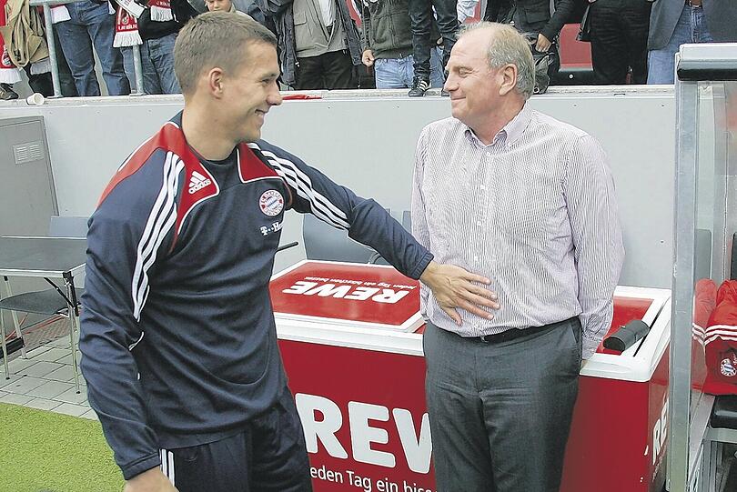 Handauflegen oder nur ein kurzer Test: Vor dem Anpfiff des 3:0 in Köln legte Ersatzspieler Lukas Podolski bei Manager Uli Hoeneß mal kurz Hand an.