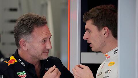Red-Bull-Teamchef Christian Horner (l) im Gespräch mit Max Verstappen.