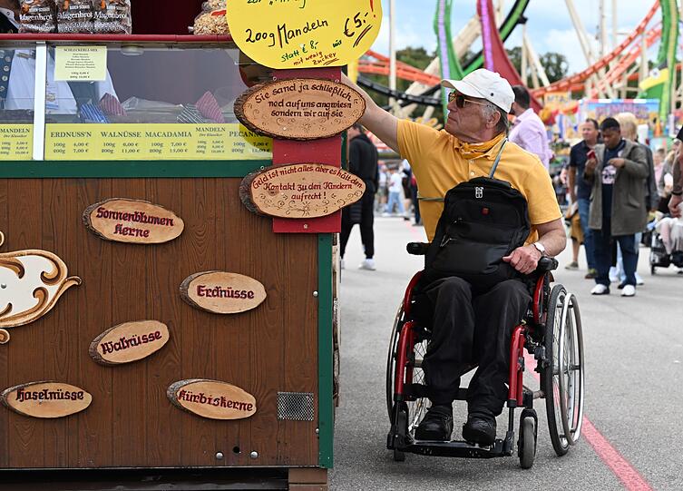 Oft ist die Theke an Ständen und Buden zu hoch für Rollstuhlfahrer.