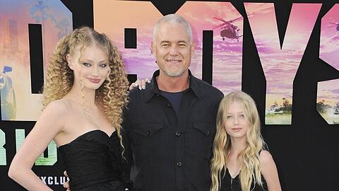Im Mai 2024 begleiteten seine T&ouml;chter Billie (l.) und Georgia (r.) Eric Dane noch zu einer Premiere.