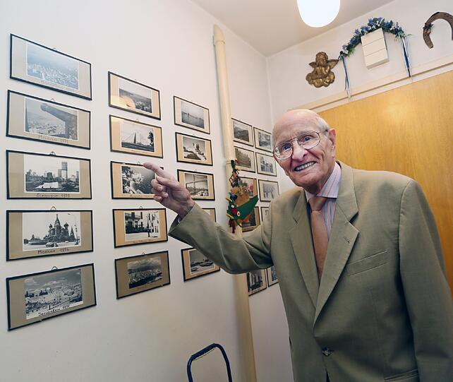 Die Fotos im Flur erinnern an die Zeit, als Erich Haas (94) und sein verstorbener Partner Klaus in Hotels auf der ganzen Welt gearbeitet haben.