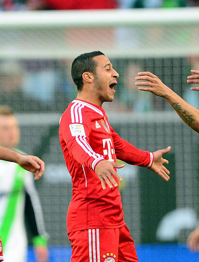 THIAGO - NOTE 1 - Sollte für mehr Passgenauigkeit und Ballbesitz sorgen. Erst geschont, nach 56 Minuten drin. Gleich ein frecher Freistoß-Chip auf Robben (59.). Dann der Traumpass vor Müllers 2:1. Mit ihm drehte sich das Spiel. Der Souverän des Bayern-Mittelfelds!