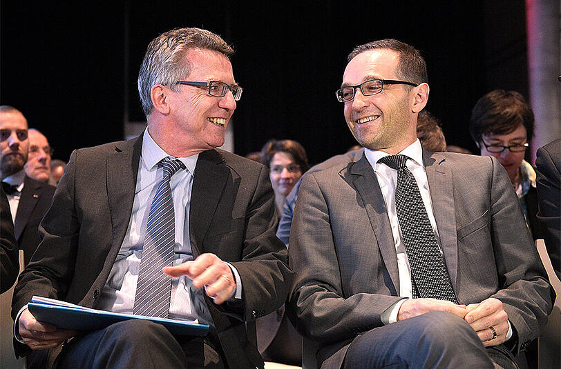 Bundesinnenminister de Maiziere (CDU, l.) und Bundesjustiz Minister Maas distanzieren sich klar von der "Pegida"-Bewegung.