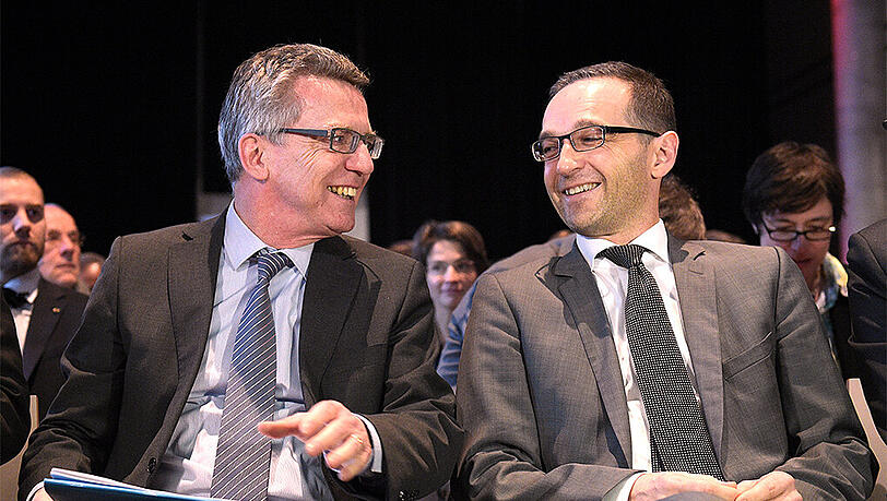 Bundesinnenminister de Maiziere (CDU, l.) und Bundesjustiz Minister Maas distanzieren sich klar von der "Pegida"-Bewegung. Bundesinnenminister de Maiziere (CDU, l.) und Bundesjustiz Minister Maas distanzieren sich klar von der "Pegida"-Bewegung.
