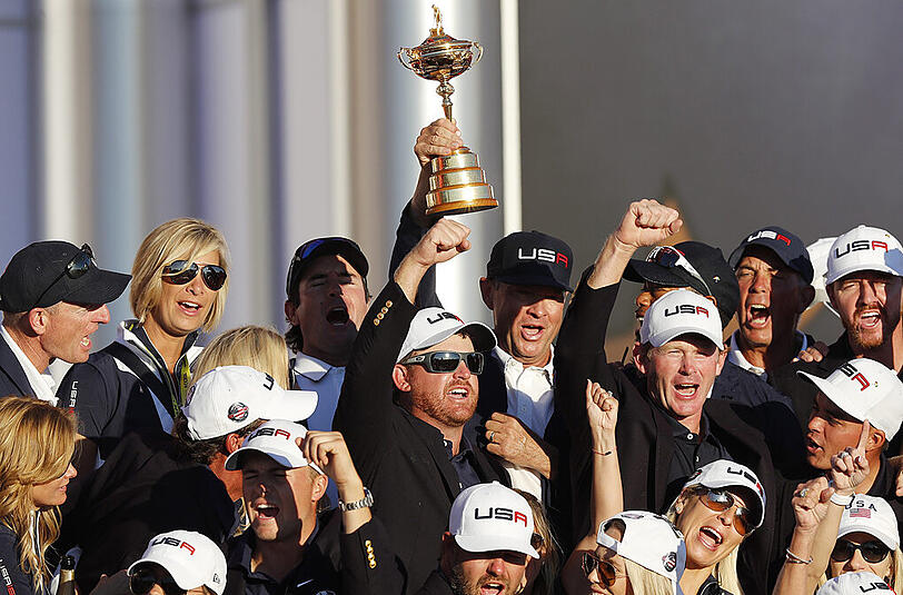 Die US-Sieger feiern ihren Triumph beim Ryder Cup feucht fröhlich mit dem Pokal.