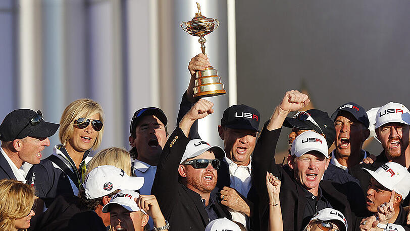 Die US-Sieger feiern ihren Triumph beim Ryder Cup feucht fröhlich mit dem Pokal. Die US-Sieger feiern ihren Triumph beim Ryder Cup feucht fröhlich mit dem Pokal.