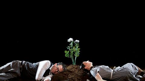 Liviu Holender und Sophie Mitterhuber als Hans und Sophie Scholl in der Kammeroper &bdquo;Weiße Rose&ldquo; von Udo Zimmermann auf der Studiobühne des Gärtnerplatztheaters.