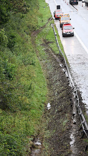 Für die Arbeiten mussten zwei der drei Fahrspuren auf der A99 gesperrt werden.
