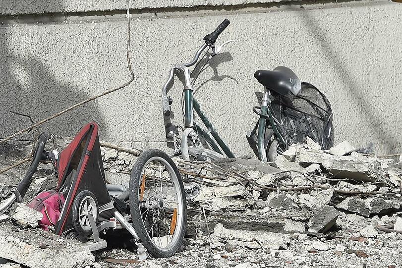 In der Kapuzinerstraße sind Teile eines Hausdachs einfach auf die Straße gefallen.