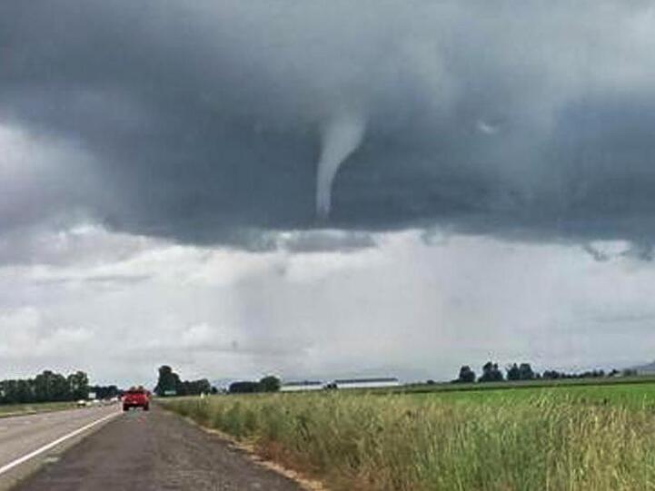Die Tornados kamen laut Nationalem Wetterdienst auf Windgeschwindigkeiten von bis zu 218 Kilometern pro Stunde.