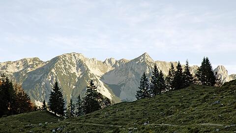 Gebirgsmassiv des Zahmen Kaisers mit Pyramidenspitze im Tiroler Kaisergebirge