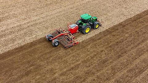 Nach dem Kompromiss der Agrarminister sollen 25 Prozent der EU-Direktzahlungen an deutsche Landwirte an Klima- und Umweltmaßnahmen geknüpft sein.