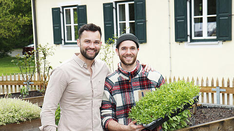 Lukas Spendler (l.) und der Koch Lukas Adebahr. Auch bei Regenwetter wächst schon so einiges in ihrem Garten.