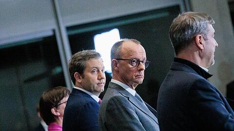 Die Schuldenpläne von SPD und Union begrüßt Timo Lochocki. Hier: Saskia Esken (v.l.n.r.), Parteivorsitzende der SPD, Lars Klingbeil, Fraktionsvorsitzender der SPD und Bundesvorsitzender, Friedrich Merz, Kanzlerkandidat der Union, Fraktionsvorsitzender der Union und Bundesvorsitzender der CDU, und Markus Söder, Vorsitzender der CSU und Ministerpräsident von Bayern, geben eine Pressekonferenz zu den Sondierungsgesprächen zwischen der Union und der SPD.