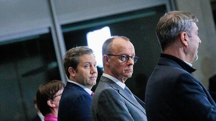 Die Schuldenpläne von SPD und Union begrüßt Timo Lochocki. Hier: Saskia Esken (v.l.n.r.), Parteivorsitzende der SPD, Lars Klingbeil, Fraktionsvorsitzender der SPD und Bundesvorsitzender, Friedrich Merz, Kanzlerkandidat der Union, Fraktionsvorsitzender der Union und Bundesvorsitzender der CDU, und Markus Söder, Vorsitzender der CSU und Ministerpräsident von Bayern, geben eine Pressekonferenz zu den Sondierungsgesprächen zwischen der Union und der SPD.