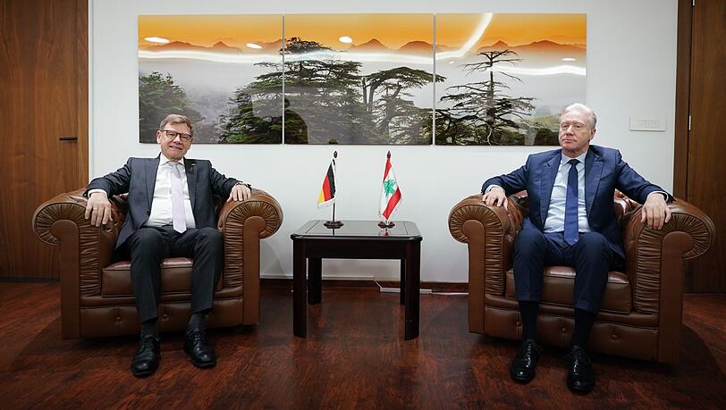 Außenminister Johann Wadephul (l, CDU) setzt seine Nahostreise im Libanon fort. In der Hauptstadt Beirut traf er seinen Amtskollegen Jussef Radschi. Unter anderem geht es um die Entwaffnung der Schiiten-Miliz Hisbollah. Außenminister Johann Wadephul (l, CDU) setzt seine Nahostreise im Libanon fort. In der Hauptstadt Beirut traf er seinen Amtskollegen Jussef Radschi. Unter anderem geht es um die Entwaffnung der Schiiten-Miliz Hisbollah.