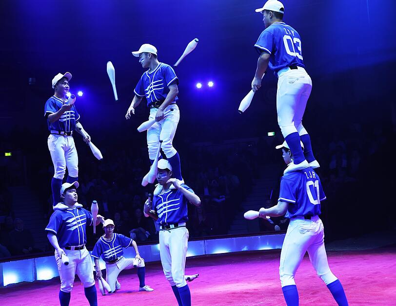 "Jining" begeistern mit ihren Jonglage-K&uuml;nsten.