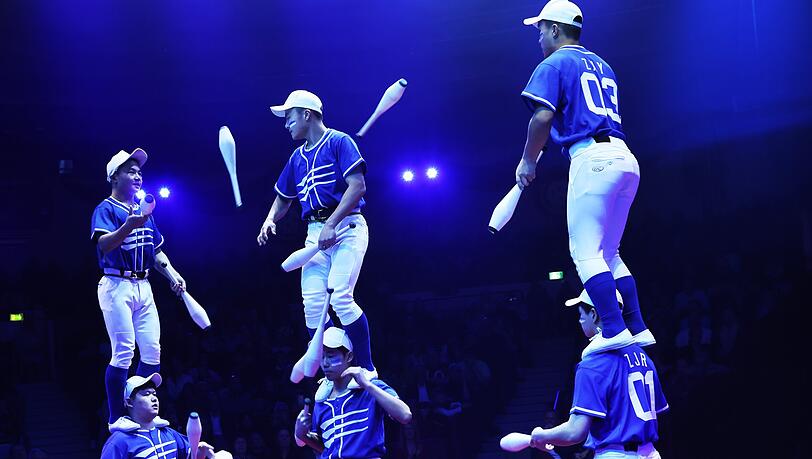 "Jining" begeistern mit ihren Jonglage-K&uuml;nsten.