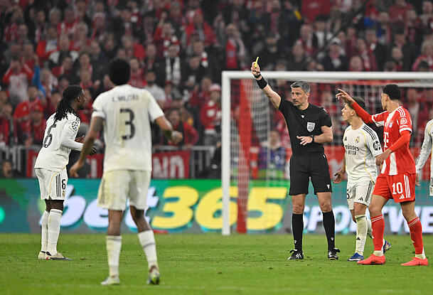 Reals Eduardo Camavinga sah wegen vors&auml;tzlicher Spielverz&ouml;gerung die Gelb-Rote-Karte.