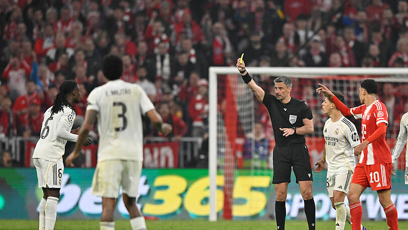 Reals Eduardo Camavinga sah wegen vors&auml;tzlicher Spielverz&ouml;gerung die Gelb-Rote-Karte.