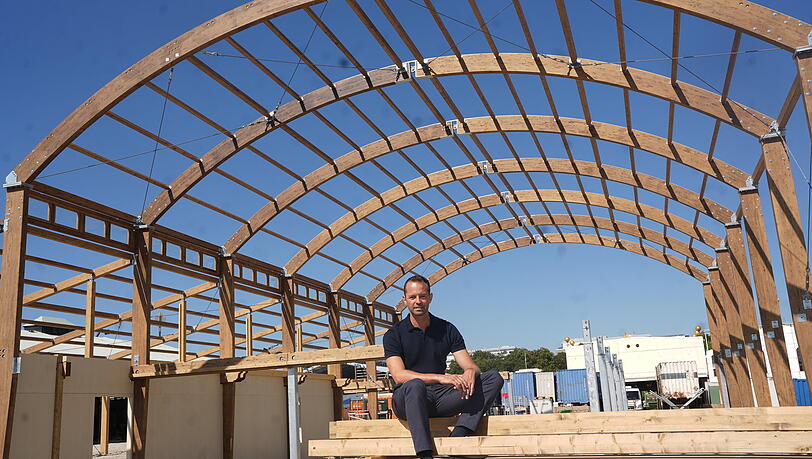 Wirt Otto Lindinger vor seinem neuen Bodos Cafezelt. Nach &uuml;ber 30 Jahren weicht die Aluminiumkonstruktion einem modernen Holzger&uuml;st.